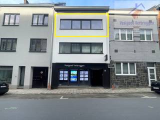 Dit appartement is gelegen in het centrum van Aalst, op de tweede verdieping van een kleine residentie met 3 appartementen (geen lift)...