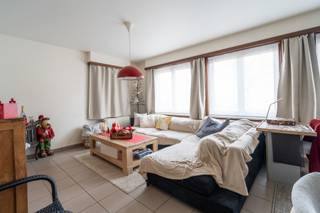 Rustig gelegen gelijkvloers appartement nabij het Centrum van Gooreind.Inkomhal met gastentoilet. Ruime leefruimte ca. 31m² op tegel met toegang tot...