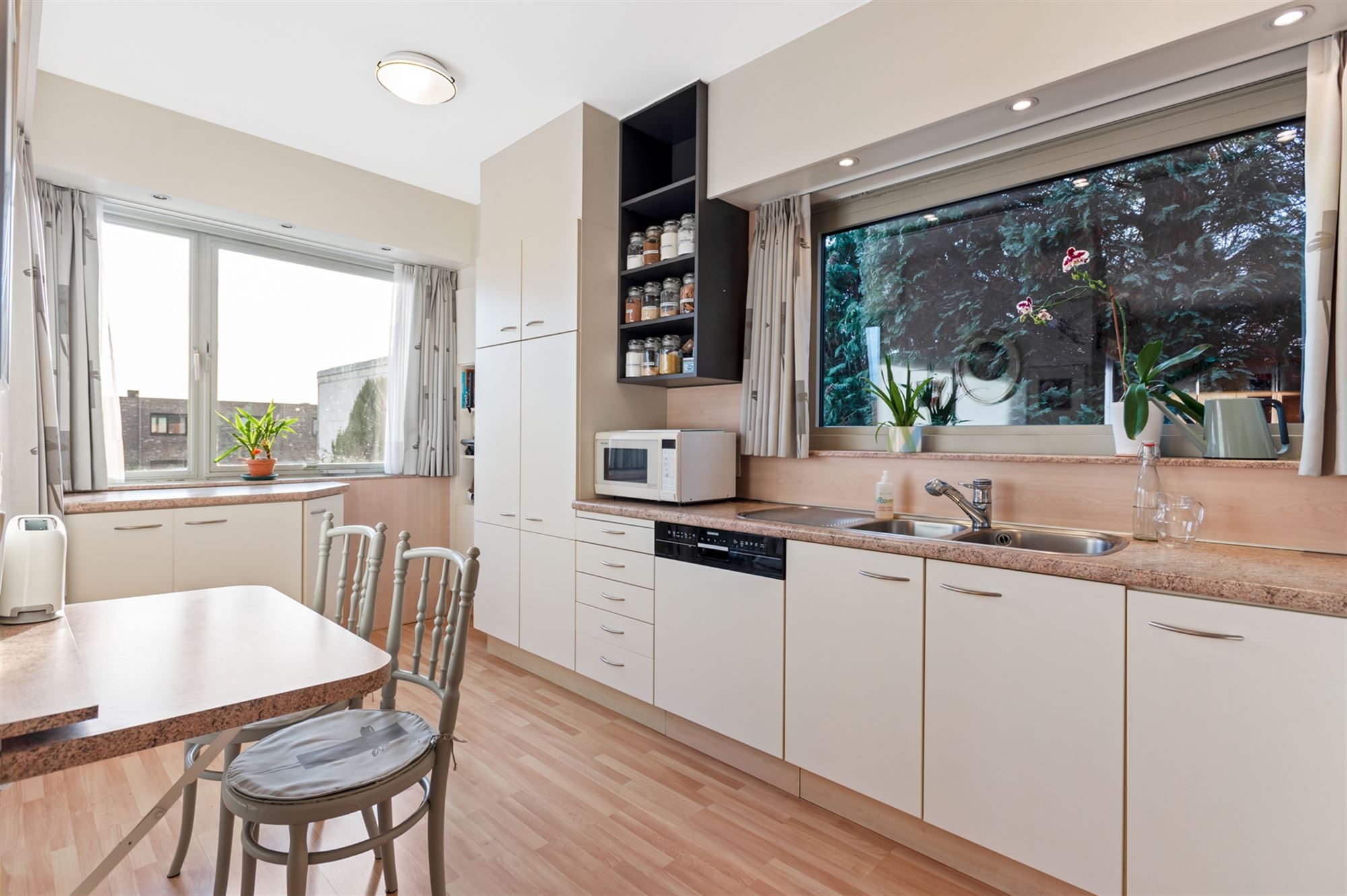 Maison de plain-pied avec 3 chambres à coucher et portail de jardin côté rue. - photo 4