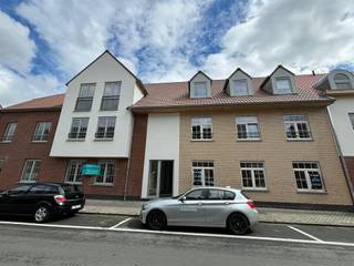 Wenst u een bezoek te brengen aan dit appartement maak dan snel een afspraak online 24/24 en 7/7 via de knop: "Bezoek plannen". Dit luxueus afgewerkte nieuwbouw appartement biedt een unieke kans om te genieten van comfortabel wonen in een groene omgeving. Het appartement is ontworpen met het oog op energie-efficiëntie, waardoor je niet alleen comfortabel woont, maar ook je ecologische voetafdruk verkleind.De ruime inkomhal biedt ruimte voor een vestiaire en is voorzien van een eerste gastentoilet.De lichtrijke open woonkamer en volledig uitgeruste open keuken geven uit op het zonnige terras en vormen het kloppend hart van het appartement. Een praktische (keuken)berging werd voorzien voor extra opbergruimte.In de nachthal bevinden zich twee slaapkamers waarvan er één in verbinding staat met een derde polyvalente ruimte die kan aangekleed worden als dressing/... De badkamer is voorzien van dubbele lavabo, 2e WC en een ruime inloopdouche.De nachthal werd eveneens voorzien van een aparte wasruimte.Een van de grootste troeven van dit appartement is haar ligging vlakbij Opwijk centrum, doch omgeven door groen! Het EPB A48 (!) vertaalt zich in een enorm laag maandelijks verbruik!Bovendien zijn er in de omgeving tal van voorzieningen zoals winkels, restaurants en openbaar vervoer. Kortom heb je hier alles binnen handbereik, terwijl je toch genieten kan van de rust.Een ondergrondse staanplaats is verplicht bij te huren aan €50/maand. De lasten bedragen €100/maand, zijnde een provisie van €70/maand voor de gemene delen en een provisie voor het private waterverbruik van €30/maand.Kelderberging inbegrepen in de huurprijs.3 maanden waarborg. Onmiddellijk vrij. Individuele tellers voor gas en elektriciteit.