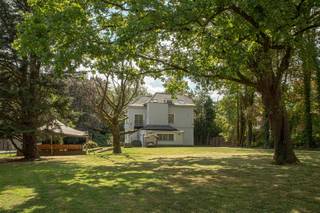 <p>Aan de Vilvoordsesteenweg 229 in Meise wacht een unieke villa in zijn soort.<br />Recent state of the art gerenoveerd, tot in de finesse afgewerkt en omringd door een spectaculair domein van 9.121 m² met een majestueuze, oude bomenstand.</p><p>Het perceel is volledig omheind en uitgerust met camerabewaking — discreet, veilig en zalig privé.<br />En dan dat buitenleven… Een overdekt terras van ca. 100 m² vormt het decor voor lange zomeravonden, grote tafels en goed gezelschap.</p><p>•    Uniek perceel van 9.121 m² <br />•    Recent state of the art gerenoveerd met uitzonderlijke afwerkingsgraad<br />•    5 slaapkamers &amp; 2 badkamers<br />•    Overdekt terras van ± 100 m² voor elk seizoen<br />•    Garage voor 4 wagens<br />•    Gymzaal + tuinberging<br />•    Volledig omheind + camerabewaking</p><p>Binnenin klopt alles.</p><p>De leefruimte voelt open en elegant, met een natuurlijke flow tussen living, eetkamer en keuken — en vooral: zicht op de tuin vanuit elke hoek.<br />Met 5 slaapkamers is er ruimte voor gezin, gasten, home office of hobby’s. De 2 badkamers maken het plaatje compleet.</p><p>Dit is een plek waar je vertraagt, ademt en geniet — in een setting die zeldzaam is in Vlaanderen: een private oase op een domeinformaat, met de afwerking van vandaag.</p><p>Wil je dit domein in het echt voelen?<br />Vraag je bezoek aan via sinjoor.be en ontdek zelf wat 9.121 m² vrijheid met je doet.</p>