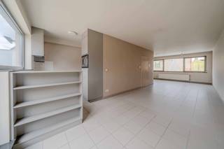 In het bruisende centrum van Wevelgem bevindt zich dit veelzijdige handelspand met een ruim duplex appartement, ideaal voor wie wonen en werken wil combineren of op zoek is naar een interessante investering.<br /><br />Het handelspand op het gelijkvloers beschikt over een lichtrijke en ruime handelsruimte met tal van indelingsmogelijkheden. Aangevuld met aparte bureauruimtes en een praktische keuken, biedt dit pand alle comfort voor diverse professionele activiteiten. Achteraan is er bovendien een ruime privatieve parkeerplaats aanwezig, toegankelijk via een poort, wat een absolute meerwaarde vormt voor zowel klanten als bewoners.<br /><br />Daarnaast is er een ruim en aangenaam duplex appartement voorzien. Dit appartement omvat twee volwaardige slaapkamers, een moderne badkamer en een open leefruimte met veel lichtinval dankzij de grote raampartijen. De leefruimte sluit naadloos aan op een volledig uitgeruste keuken met alle nodige toestellen. Aansluitend bevindt zich een uitzonderlijk groot terras waar het heerlijk vertoeven is en waar u in alle rust kan genieten.<br /><br />Zowel het handelspand als het appartement beschikken over een gunstig EPC-label B en zijn uitgerust met centrale verwarming op aardgas, wat zorgt voor een energiezuinig en comfortabel geheel.<br /><br />