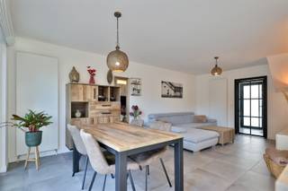 Graag bieden wij u deze 100% instapklare, recente gezinswoning (2003) aan, die net nog werd uitgerust met nieuwe ramen, een nieuwe keuken en...