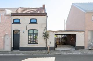 <p>Te koop: karaktervolle gesloten bebouwing in het centrum van Sint-Gillis-Waas, Oost-Vlaanderen, met gezellige tuin en private staanplaats.</p>

<p>Deze charmante woning aan Bergstraat 3 combineert een centrale ligging met vlotte bereikbaarheid, waardoor winkels, scholen en openbaar vervoer op korte afstand liggen. De authentieke uitstraling en warme sfeer maken dit huis bijzonder uitnodigend. Bovendien geniet u van een aangename tuin waar u in alle rust kunt ontspannen, met een private staanplaats voor uw wagen.</p>

<p>Belangrijkste ruimtes:<br />• Woonkamer (21 m²) met gezellige indeling en natuurlijke lichtinval<br />• Keuken (12 m²) uitgerust met spoelbak, vaatwasser, dampkap, koelkast, oven en keramische kookplaat<br />• Wasplaats (8 m²) met aansluitingen voor wasmachine en droogkast<br />• Berging (4 m²) voor extra opslag<br />• Inkomhal (2 m²)<br />• Twee slaapkamers (13 m² elk)<br />• Badkamer (3 m²) met inloopdouche, toilet en wastafel<br />• Garage en apart toilet</p>

<p>Troeven:<br />• Centraal gelegen met vlotte bereikbaarheid<br />• Karaktervolle woning met veel charme<br />• Gezellige tuin met private staanplaats voor de wagen</p>

<p>Neem vandaag nog contact op met uw ERA-makelaar voor een bezoek. JOUW DROOMHUIS. ZO GEVONDEN!</p>