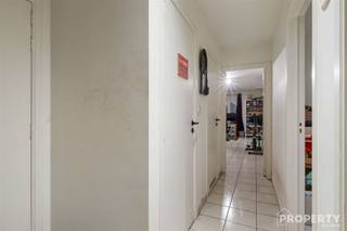 Cet appartement est situé au troisième étage.Aménagement : hall d'entrée,