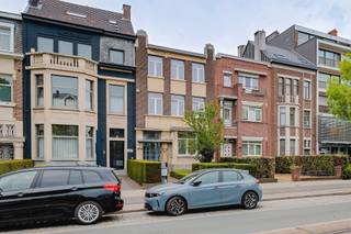 <p><span>Deze </span><span>ruime woning</span><span> is gelegen aan de Bredabaan in Merksem, op een centrale locatie vlak bij winkels, scholen en openbaar vervoer. De woning beschikt over </span><span>negen kamers</span><span>, drie bergruimtes, twee badkamers, meerdere balkons en een tuin. Daarnaast is er een </span><span>lift </span><span>aanwezig die de verschillende verdiepingen met elkaar verbindt.</span></p><p><span> </span></p><p><span>Op de gelijkvloerse verdieping bevinden zich de inkomhal, drie ruime kamers, een keuken, een toilet en een berging. Vanuit de achterste kamer heb je toegang tot de tuin. Tussen de gelijkvloerse en eerste verdieping bevinden zich nog een bijkomende kamer, een ruime badkamer en een toilet.</span></p><p><span> </span></p><p><span>De eerste verdieping telt drie kamers en een balkon met uitzicht op de tuin. De tweede verdieping beschikt opnieuw over meerdere kamers, waaronder een ruime kamer met aansluitend balkon. Op de tussen verdieping is nog een bijkomende ruimte aanwezig.</span></p><p><span> </span></p><p><span>De woning beschikt tot slot over een </span><span>ruime kelder</span><span> van circa 140m², die heel wat extra opslagruimte biedt.</span></p><p><span> </span></p><p><span>Troeven:</span></p><p><span>-centrale ligging aan de Bredabaan in Merksem</span></p><p><span>-negen kamers en drie bergruimtes</span></p><p><span>-ruime kelder van circa 140m²</span></p><p><span>-lift aanwezig</span></p><p><span>-tuin en meerdere balkons</span></p><p><span>-dubbele beglazing</span></p><p><span>-verschillende gebruiksmogelijkheden</span></p><p><span> </span></p><p><span>Ben jij geïnteresseerd in deze ruime woning in Merksem, ben je op zoek naar ander vastgoed of wens je de waarde van jouw eigendom te kennen? Dan ben je bij BOLT immo aan het juiste adres! Wij helpen jou graag verder.</span></p>