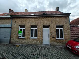 In het rustige, charmante Reninge (deelgemeente Lo-Reninge), in de driehoek Ieper - Diksmuide - Veurne, gelegen in een rustige straat huisvest...