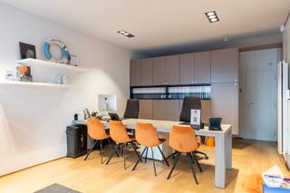 Op zoek naar een locatie die écht in het oog springt?<br /><br />Dit handelspand bevindt zich op een absolute topligging in Oostduinkerke, recht op het bruisende Astridplein.
<ul>
<li>Maximale zichtbaarheid dankzij de grote etalages;</li>
<li>Veel passage: dagelijks voorbijgangers, toeristen én bewoners;</li>
<li>Momenteel ingericht als vastgoedkantoor, maar geschikt voor tal van commerciële activiteiten;</li>
<li>Instapklaar en ideaal voor wie een onderneming wil starten of uitbreiden;</li>
<li>Geschikt voor diverse commerciële activiteiten (uitgezonderd voeding & dranken, conform basisakte).</li>
<li>Verhuurd voor 1 JAAR aan 850,00€ per maand + exclusief kosten ( bespreekbaar in principe vrij bij akte)</li>
</ul>
<br />Of je nu een winkel, kantoor of praktijk wil uitbaten, dit pand biedt je de perfecte combinatie van zichtbaarheid, ligging en potentieel. <br /><br />Grijp deze kans om je zaak te laten schitteren op een unieke locatie!<br /><br />