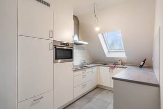 <u>Instapklaar appartement op de 2° verdieping conform de EPB-normen.</u><br /><br />Deze penthouse (loft-appartement) met een bewoonbare opp van 167 m² biedt een ruime woonbeleving.<br />Gelegen op een rustige locatie in een doodlopende straat mét een open uitzicht.<br />Dankzij het hoogrendementsglas geniet u binnen van absolute rust en stilte .<br /><br /><u>Indeling – Ruimte en overal licht 🌤️</u><br />Bij het binnenkomen verwelkomt de ruime, lichtrijke leefruimte u meteen.<br />Deze vloeit mooi over in de eetkamer en de volledig uitgeruste keuken met Whirlpool-toestellen.<br />Toestellen als de combi-oven, keramisch kookvuur, dampkap, afwasmachine zijn allemaal netjes ingebouwd. Aansluitend is er een praktische, afgesloten berging.<br />De loft beschikt over drie slaapkamers waaronder één uitzonderlijk grote ruimte die perfect kan dienen als tweede leefruimte, hobbyruimte of royale master bedroom.<br />De badkamer is uitgerust met bad én douche, een modern badkamermeubel met lavabo en een apart toilet.<br /><br />Buiten geniet u van twee terrassen waarvan één bijzonder ruim en zuidwest georiënteerd — ideaal voor zonliefhebbers.<br />Deels overdekt en in open lucht dus u kan gewoon ontspannen in alle rust. 🌿<br /><br /><em><u>Technieken – Energiezuinig en modern ⚡</u><br />Dit recente appartement (bouwjaar 2022) is volledig voorzien van hedendaagse technieken:<br />- Warmtepomp<br />- Vloerverwarming voor ultiem comfort<br />- Uitstekende isolatie<br />- EPC A met E-peil 28<br />- Ventillatie systeem D</em><br /><br /><u><strong>Hier woont u niet alleen stijlvol, maar ook uiterst energiezuinig.</strong></u><br /><br /><u>Praktisch – Comfort tot in de details 🚗</u><br />In de kelder beschikt u over een ruime privé-berging.<br />Achteraan het gebouw zijn<strong> twee autostaanplaatsen</strong> voorzien. Deze zijn verplicht bij aan te kopen aan <strong>€ 13.000 per stuk.</strong><br />De <strong>aanwezigheid van een lift</strong> maakt het wooncomfort compleet.<br /><br /><em>🌟 Deze penthouse is perfect voor wie een instapklare én uitzonderlijk comfortabele woonplek zoekt.<br /><br />Interesse ? Maak vandaag nog een afspraak voor plaatsbezoek.</em><br />