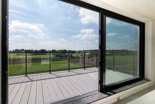 <p><strong>Welkom op het Klokbekererf in Oud-Turnhout, een kleinschalige en doodlopende woonomgeving waar rust, ruimte en comfort samenkomen. Hier woont u aan de rand van uitgestrekte velden, met een blijvend groen uitzicht en tegelijkertijd op slechts enkele minuten van het centrum van Oud-Turnhout en Turnhout. Vanop het terras kijkt u uit over het omliggende landschap. Aan de achterzijde strekt het uitzicht zich uit over de agrarische gebieden richting de skyline van Turnhout, terwijl u aan de voorzijde geniet van een groene bufferzone. Dankzij het ontbreken van doorgaand verkeer, de ondergrondse parkeervoorzieningen en de doordachte inplanting van de residentie geniet u hier elke dag van rust, privacy en optimale zonoriëntaties.</strong></p>
<p><span>Deze residentie omvat slechts 12 appartementen, wat zorgt voor een aangename en residentiële sfeer.<br />Dit hoek appartement op de bovenste verdieping is 111,9m² groot + 13,1m² terras en kent volgende indeling: Inkomhal met gastentoilet en vestiaire. 3 slaapkamers. De badkamer is voorzien van een raam en biedt plaats aan een ligbad, dubbele wastafel en inloopdouche. De leefruimte geniet langs 2 zijden van natuurlijk daglicht en is opgedeeld in een zithoek, eetkamer en volledig uitgeruste leefkeuken, met aansluitende berging / wasplaats. Een schuifraam geeft toegang tot het terras, met ideale west oriëntatie en schitterend uitzicht op de achterliggende velden. Ondergronds is er een ruime keuze uit staanplaatsen met berging of dubbele staanplaatsen, terwijl uw bezoekers vlakbij in deze verkaveling kunnen parkeren.</span></p>
<p><span>Ook binnen staat wooncomfort centraal. Het appartement is afgewerkt met een hedendaagse keuken, stijlvolle badkamer met ligbad én inloopdouche, binnendeuren, tegelvloeren van 60 x 60 cm en tijdloze laminaatvloeren. Bovendien voldoet het appartement aan de BEN-norm (Bijna Energie Neutraal) dankzij een individuele warmtepomp, een eigen zonnepaneleninstallatie van 2.000 Wp, vloerverwarming, ventilatie en doorgedreven isolatie. Dat resulteert niet alleen in een aangenaam binnenklimaat, maar ook in een lage energiefactuur en een woning die klaar is voor de toekomst. Bovendien geniet u gedurende de eerste vijf jaar van 50% korting op de onroerende voorheffing.</span></p>
<p><strong>De prijs van dit appartement bedraagt 322.946 EUR. Ondergrondse staanplaatsen met berging of dubbele staanplaatsen zijn beschikbaar vanaf € 27.000. Inclusief alle aankoopkosten (BTW, registratierechten, ereloon notaris, aktekosten, aansluiten nutsvoorzieningen) en 1 staanplaats met berging, geeft dit een investering van +/- 422.000 EUR. <br />Wij bezorgen u graag een gedetailleerde prijsberekening op maat.</strong></p>
<p><span>Ook als investering biedt het Klokbekererf sterke troeven. De combinatie van een centrale ligging, een beperkt aanbod aan kwalitatieve huurappartementen en een blijvende vraag vanuit zowel Belgische als Nederlandse huurders zorgt voor een aantrekkelijke huurmarkt met een hoge verhuurzekerheid. De Boer & Partners begeleidt u bovendien graag bij het vinden van een geschikte huurder en de volledige verhuurafhandeling.</span></p>
<p><strong>Deze appartementen zijn bijna klaar voor oplevering. Daarom nodigen wij u graag uit voor een bezoek ter plaatse aan deze appartementen en het modelappartement, zodat u zelf de ligging, het uitzicht en de afwerking kunt ervaren.</strong></p>
