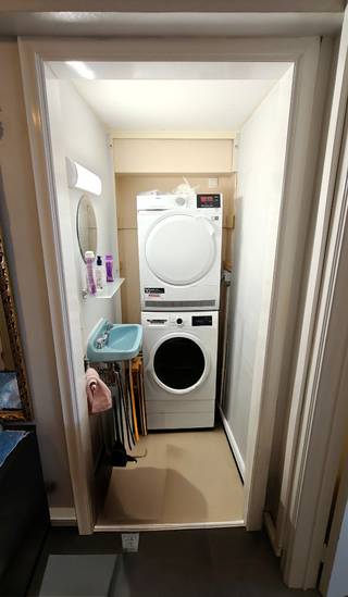 Bel appartement de 3 chambres à coucher sur la digue de Middelkerke avec une vue magnifique sur la mer. Cuisine ouverte rénovée avec tout le confort moderne, beaucoup d'espace de rangement. Salle de bain moderne avec douche et double lavabo. Toilettes séparées. 3 chambres dont 2 très spacieuses et 1 petite chambre. Grand débarras et cave privative inclus dans le prix !