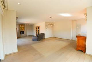 Ontdek dit prachtige appartement in het hartje van Wevelgem die met de lift onmiddellijk toegang geeft tot het appartement. De open en...