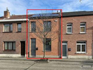 Deze verzorgde en energiezuinige woning verwelkomt je via een inkomhal met toegang tot de gezellige leefruimte, de keuken en de kelder. De...