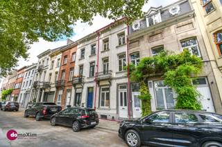 <p><span>Charmant te renoveren herenhuis met stadstuin nabij het centrum van Mechelen</span></p><p><span> </span></p><p><span>Ben je op zoek naar een karaktervolle woning die je volledig naar eigen smaak kan renoveren en inrichten? Dan is dit charmante herenhuis precies wat je zoekt! Gelegen in de Olivetenvest, op een boogscheut van het centrum van Mechelen, geniet je van een uitstekende ligging met verschillende voorzieningen op wandelafstand. </span></p><p><span> </span></p><p><span>Je betreedt de woning via de inkomhal. De leefruimte, dewelke voorzien is van authentieke elementen, sluit aan bij de ruime keuken die toegang biedt tot de toffe stadstuin. Aansluitend aan de keuken bevindt zich de badkamer. Vanuit de inkomhal heb je eveneens toegang biedt tot de zeer ruime kelder. </span></p><p><span> </span></p><p><span>Op de eerste en tweede verdieping bevinden zich telkens twee ruime slaapkamers. Op de derde verdieping kan je nog een vijfde slaapkamer terugvinden, alsook een tweede badkamer.</span></p><p><span> </span></p><p><span>Dankzij de gunstige ligging en de vele renovatiemogelijkheden is dit een uitstekende opportuniteit voor wie op zoek is naar een interessant project met veel toekomstperspectief!</span></p><p><span> </span></p><p><span>Interesse in een bezoek? Contacteer ons vandaag nog!</span></p><p><span> </span></p><p><span>015 20 36 00 - info@domoxim.be</span></p><p><span> </span></p><p><span>domoXim. Waar dromen thuis komen!</span></p><p><span> </span></p><p><span>Ook benieuwd naar de waarde van je </span><span>eigen</span><span> woning? Wij geven je graag advies.</span></p>