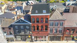 <p>Gelegen in een levendige winkelstraat in het hart van Diest, bieden wij u dit volledig gerenoveerde opbrengsteigendom aan, bestaande uit een handelsruimte en twee wooneenheden. Dit pand onderging een totaalrenovatie van A tot Z en verkeert in absolute topstaat.</p>
<p>Gelijkvloers, handelsruimte (±70 m² + terras)<br />De handelsruimte beschikt over een aparte inkom en geniet van een uitstekende visibiliteit dankzij het grote raam aan de voorzijde. De ruimte omvat een open handelsgedeelte, een aparte vergaderruimte en een volledig ingebouwde keuken. Daarnaast is er een gastentoilet aanwezig. Achteraan bevindt zich een aangenaam terras van ca. 10 m².</p>
<p>1ste verdieping, appartement (±70 m² + terras van 20 m²)<br />Via de aparte inkom bereikt u het appartement op de eerste verdieping. De indeling is als volgt: inkomhal, twee slaapkamers aan de voorzijde, een lichtrijke woonkamer centraal, en achteraan een volledig ingerichte keuken en badkamer met toilet. Dit appartement beschikt bovendien over een ruim terras van ca. 20 m² aan de achterzijde.</p>
<p>2de verdieping, duplex appartement (±120 m² + terras van 10 m²)<br />Op de tweede verdieping bevindt zich een ruim duplex appartement. Hier vindt u een woonkamer met trap naar de bovenliggende verdieping, een volledig geïnstalleerde keuken, badkamer met toilet en een terras van ca. 10 m². Op de bovenverdieping bevinden zich twee slaapkamers.</p>
<p>Pluspunten:<br />- Volledig vernieuwd van A tot Z;<br />- Nieuwe leidingen, elektriciteit, vloeren, dak, keuken en badkamer;<br />- Verwarming op gas, apart per entiteit;<br />- Individuele meters voor elk appartement en handelsruimte;<br />- Hoog plafond voor extra ruimtelijk gevoel;<br />- Achtergevel volledig geïsoleerd en afgewerkt met crepi;<br />- Kelder aanwezig;<br />- Instapklaar zonder verdere kosten!<br />- Hoog rendement met strategische investeringen<br /><br />Maatregelen opgenomen in het Maatregelenregister: nee</p>
<p>Dit pand biedt een uitstekende opportuniteit voor investeerders die op zoek zijn naar een zorgeloze investering met een aantrekkelijk rendement, gelegen op een toplocatie.<br /><br />Voor een bezichtiging of meer informatie; Bel ons op 078/78.78.70 of kom gewoon langs op ons kantoor, u bent steeds welkom!</p>