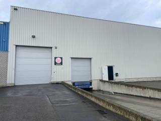 Groot magazijn van +/- 1.080 m², ideaal gelegen tussen Vilvoorde en Machelen, aan de Buda Steenweg.Het beschikt over een laadkade en een sectionale...