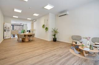 Êtes-vous à la recherche d'un investissement intelligent avec des rendements garantis, ou vous rêvez d'un emplacement stratégique pour votre entreprise ? Cette propriété commerciale (ou espace de bureau) unique à Ypres est ce que vous recherchez ! <br /><br />Contactez Maxime au 0493 25 32 64 ou via maxime.delbaere@dewaele.com<br /><br />Situé derrière une magnifique façade authentique de l'entre-deux-guerres, cet immeuble commercial/espace de bureaux constitue un lieu unique pour votre entreprise, avec le marché d'Ypres comme jardin à l'avant. <br /><br />Actuellement, la propriété est louée dans le cadre d'un bail commercial, ce qui vous assure immédiatement un flux de trésorerie stable et sans souci. Une excellente opportunité pour les investisseurs qui recherchent un investissement stable dans l'immobilier.<br /><br />Envisagez-vous d'y héberger votre propre entreprise, cabinet ou bureau à long terme ? C'est parfait. Veuillez contacter le courtier pour plus d'informations à ce sujet. <br /><br />La propriété se compose de : <br />Étage -1 : Rangement privé au sous-sol <br /><br />Rez-de-chaussée ; Espace commercial spacieux et lumineux - Toilettes séparées - Cuisine installée - Rangement commercial - Cour/terrasse (agréable de séjour) - Abri à vélos commun. <br /><br />GÉNÉRAL : <br />- Espace commercial/bureau, situé derrière une belle façade authentique de l'entre-deux-guerres<br />- 107 m² de surface de plancher nette utilisable <br />- Rénové en 2019-2020 <br />- Actuellement loué ! <br />- Emplacement idéal sur le Markt<br /><br />Registre des mesures: en cours de demande