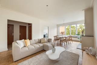 <p><span>Een schitterende lichtinval, mooie grote ruimtes en enkele authentieke touches, meer heb je soms niet nodig om te weten: dit is een pareltje! Het toffe terrasje, vele ingemaakte kasten en centrale locatie zijn extra troeven.</span></p><p><span> </span></p><p><span>Location, location, location! Dat is hét keyword van dit lichte hoekpand pal op de hoek van de Carnotstraat met de Kerkstraat. Openbaar vervoer alom vertegenwoordigd, en voor een rondje door de Carrefour Express hoef je enkel de straat over te steken. Je komt het appartement op het vierde binnen in de grote inkomhal, waar je meteen een ruime, ingemaakte kast hebt. </span></p><p><span> </span></p><p><span>Wat een licht & zicht!</span></p><p><span>Door de dubbele deuropening steelt de leefruimte de show, meerbepaald: de blokjesparket, de prachtige lichtinval en de authentieke schouw. Met ca. 35 m² zet je hier met gemak een groot salon en een eethoek. Door het kamerbrede raam vooraan komt het kenmerkende, elegante dak van het station piepen van achter de daken én heb je vanop de vensterbank first row seats op het reilen en zeilen van deze bruisende buurt. De aanpalende, olijfgroene keuken van ca. 10 m² is voorzien van: grote koelkast en diepvries, heteluchtoven, vaatwasser, inductievuur en voldoende kastruimte. De deuropening is verbreed om extra leefkeuken gevoel te creëren.</span></p><p><span> </span></p><p><span>Weer in de hal, heb je nog een apart gastentoilet en een badkamer ernaast. Die is met z’n grijze tegel en meubel in donker hout absoluut tijdloos. De inloopdouche en lavabo met spiegelkasten voorzien al je noden. De twee lichte, ruime slaapkamers bevinden zich aan de achterzijde en hebben allebei rolluiken en PVC-parketvloeren. De masterbedroom heeft toegang tot het gezellige terrasje achteraan. Dat beslaat de hele breedte van het appartement, is oostgericht en heeft een verzorgde bankirai vloer. Met ca. 6,5 m</span><span>² heb je hier zeker plaats voor een bistrotafel en twee stoelen, en nog enkele planten of kruidenbakken.</span></p><p><span> </span></p><p><span>Zo in het centrum & alles op wandelafstand</span></p><p><span>Veel centraler dan dit wordt het niet, op de hoek van de Carnotstraat en de Kerkstraat. Je wandelt van hieruit zo tot op de vernieuwde Rooseveltplaats en het centrum. Je hebt keuze te over uit allerlei soorten openbaar vervoer vlak voor je deur en het station ligt op amper 10 minuutjes stappen. Buurtwinkels, supermarkten en eethuisjes? Net om de hoek, op elke dag van de week. Met zowel het Laar als het gezellige Moorkensplein op enkele minuten stappen, hoef je nooit ver om iets te gaan drinken - of eten. Toch met de auto eropuit? Dan ben je zo op de Singel, Leien en Antwerpse Ring.</span></p>