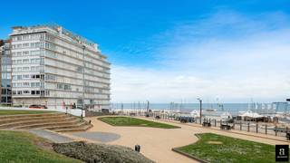 <p>Iconisch gelegen in residentie Alto De Mar, vlak naast de RBSC-zeilclub van Duinbergen, geniet dit appartement van een prachtig zeezicht en een open uitzicht over het Albertstrand. Dankzij de oostgerichte gevel baadt de leefruimte ’s morgens in het zonlicht.</p>
<p>Het appartement omvat een lichtrijke woonkamer met parketvloeren en een open keuken voorzien van alle toestellen. Verder zijn er twee volwaardige slaapkamers, geschikt voor dubbele bedden, een ruime badkamer met grote inloopdouche en dubbele lavabo, en terrassen aan zowel de voor- als achterzijde. Het schuifraam naar het terras werd recent vernieuwd. Het appartement werd volledig gerenoveerd in 2012.</p>
<p>Privatieve kelder in het gebouw inbegrepen.</p>
