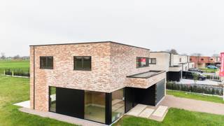 Modern, rustig, ruim en energiezuinig wonen? Dat kan in deze prachtige open bebouwing in de Kromstraat in Kruibeke.<br /><br />De woning wordt heel energiezuinig (E-peil 12) en uitgerust met een geothermische warmtepomp, vloerverwarming, zonnepanelen en een ventilatiesysteem met warmterecuperatie. Wat ook fiscaal wordt beloond.<br /><br />Met 207 m² woonoppervlakte heeft deze woning een gezin veel te bieden. Met o.a. een lichtrijke open ingedeelde woonkamer, ingerichte eilandkeuken en badkamer, een grote tuin met mooi landelijk vergezicht, een dubbele garage, oprit, terras, 4 ruime mooie slaapkamers, een afgewerkte badkamer en berging.  <br /><br /><span>We werken jouw nieuwe thuis sleutel-op-de-deur voor je af, met een vaste prijs en oplevertermijn.  De binnenafwerking kan je afstemmen op jouw smaak en voorkeuren. Onze klantenbegeleider staat voor je klaar tijdens het hele realisatietraject.  </span>