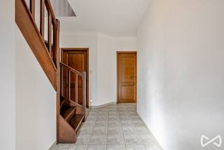 Op zoek naar een comfortabele en goed onderhouden woning in Oudenaarde? Deze aangename halfopen bebouwing combineert een praktische indeling met heel wat comfort en is bovendien voorzien van een aangelegde tuin.<br /><br />Bij het binnenkomen word je verwelkomd in een ruime inkomhal met aansluitend een bezoekerstoilet. De gezellige leefruimte biedt plaats voor een comfortabele zithoek en eetruimte en sluit aan op de apart ingerichte keuken, die praktisch is ingericht en voorzien is van de nodige toestellen.<br /><br />Een grote troef van deze woning is de slaapkamer op het gelijkvloers, die beschikt over een ingerichte badkamer. Daarnaast is er een aangename veranda, ideaal als extra leefruimte en met een fijne connectie naar de tuin.<br /><br />De aangelegde tuin biedt een aangename buitenruimte waar je in alle rust kan genieten.<br />Op de eerste verdieping bevindt zich een tweede slaapkamer, aangevuld met een ruime stockage-/hobbyruimte. Deze ruimte kan flexibel worden gebruikt, bijvoorbeeld als hobbykamer of extra bergruimte.<br /><br />Beschikbaar vanaf 16/09/2026. <br /><br />Voor meer informatie of een bezoek ter plaatse contacteer Kimberly op het nummer 055/59 50 10. <br /><br />