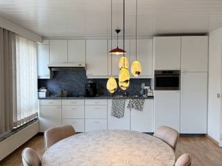 In het hart van Mol, op de tweede verdieping van een verzorgd en kleinschalig gebouw zonder lift, bevindt zich deze bijzonder nette en...