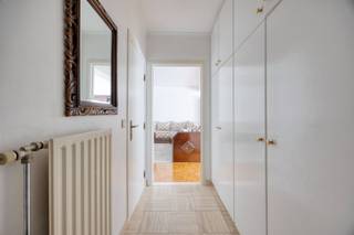 Dit centraal gelegen appartement geniet van een vlotte bereikbaarheid, zowel met de wagen als met het openbaar vervoer. Dankzij de nabijheid van...