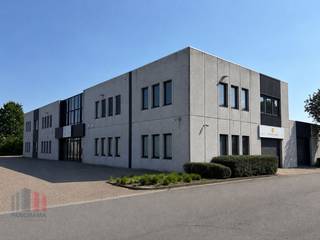 Kantoorruimte van <strong>136 m²</strong> met opslagruimte van <strong>78 m² </strong>gelegen in het <em>Sphere Business Park</em> te Zellik.<br />Uitstekend gelegen langs de bedrijvige <strong>Pontbeeklaan (N9)</strong>, met op slechts 2 km een vlotte aansluiting op de R0 en de E40 via de op- en afrit Groot-Bijgaarden. Zowel Brussels Airport als het stadscentrum van Brussel bevinden zich op slechts 15 minuten rijden. Bovendien is de site uitstekend bereikbaar met het openbaar vervoer: het station van Zellik ligt op amper 1 km afstand en diverse bushaltes bevinden zich in de onmiddellijke omgeving.<br /><br />Deze instapklare kantoorruimte op het gelijkvloers werd afgewerkt met kwalitatieve materialen en geniet van een overvloed aan natuurlijk licht dankzij de grote raampartijen. De ruimte beschikt over LED-verlichting, dubbele beglazing, efficiënte verwarming en verzorgd sanitair, wat zorgt voor een aangename en professionele werkomgeving. De indeling omvat onder meer een vergaderzaal, een kitchenette en een praktische berging, waardoor de kantoorruimte perfect geschikt is voor diverse bedrijfsactiviteiten.<br /><br />De opslagruimte van<strong> 78 m²</strong> is vlot toegankelijk via een <strong>automatische sectionale poort.</strong><br /><br />Daarnaast zijn er <strong>5 privatieve parkeerplaatsen</strong> inbegrepen, wat extra comfort biedt voor zowel medewerkers als bezoekers. <strong>Beschikbaar vanaf 01/07/2026!</strong> <br /><br />Contacteer PANORAMA B2B voor bijkomende inlichtingen, plannen of een plaatsbezoek via 0477 09 00 09.