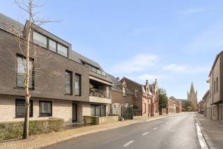 In het centrum van Aartrijke, een rustige deelgemeente van Zedelgem, bevindt zich dit recent en volledig instapklaar appartement met bouwjaar 2016. Tal van handelszaken en alle nodige voorzieningen liggen op wandelafstand. Bovendien zijn zowel de autosnelweg als het natuurdomein d’Aertrycke vlot bereikbaar, wat zorgt voor een ideale combinatie van bereikbaarheid en rust.
Het appartement is gelegen op de eerste verdieping en is eenvoudig bereikbaar via zowel de trap als de lift. Bij het betreden komt u terecht in een ruime en lichtrijke leefruimte met open keuken. De keuken is uitgerust met voldoende kastruimte en sluit aan op een praktische berging. Vanuit de leefruimte heeft u toegang tot het aangename, overdekte terras, waar het heerlijk vertoeven is.
Verder beschikt het appartement over twee ruime slaapkamers. Eén slaapkamer is voorzien van een en-suite badkamer met douche. Daarnaast is er nog een tweede badkamer met ligbad.
Een ondergrondse garagebox en een bovengrondse autostaanplaats dienen verplicht mee aangekocht te worden aan een prijs van 40.000 euro. Beide zijn vlot bereikbaar via de achterkant van het gebouw.
Bent u op zoek naar een recent appartement met alle comfort, op een centrale, maar toch rustige ligging? Contacteer ons gerust voor meer informatie of een bezoek ter plaatse.