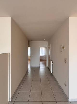 Instapklaar gelijkvloersappartement op een topligging, recht tegenover het Hof Van Roosendaalpark. Gelegen in een kleinschalige residentie van slechts 5 appartementen (bouwjaar 2005) met lage gemeenschappelijke kosten en individuele meters voor gas, water en elektriciteit. Winkels, scholen, openbaar vervoer en belangrijke invalswegen bevinden zich op wandelafstand. Het appartement omvat een ruime inkomhal met gastentoilet, een lichtrijke woon- en eetkamer, een volledig geïnstalleerde keuken, praktische berging, 2 volwaardige slaapkamers en een badkamer met ligbad en dubbele wastafel. Via het terras bereikt u de privatieve tuin, die rechtstreeks toegang geeft tot een zeer ruim magazijn. Een absolute troef voor zelfstandigen, hobbyisten of wie nood heeft aan extra opslagruimte. Bovendien is de elektrische installatie conform!! Afzonderlijke kelderruimte voorzien. <br />Interesse? Contacteer ons vrijblijvend voor meer informatie of een bezoek op 0488 60 05 07.