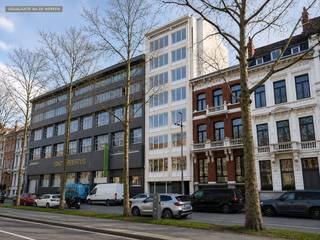 Achteraan in het stijlvolle project Amerikalei 51 bevindt zich dit prachtig afgewerkte appartement van ca. 65 m², waar hedendaags comfort en tijdloze materialen samenkomen.<br /><br />De lichtrijke leefruimte sluit naadloos aan op de volledig op maat gemaakte keuken, afgewerkt in warme walnoot en een verfijnde travertin look & feel. De hoogwaardige parketvloer zorgt voor een warme en elegante uitstraling. Verder beschikt het appartement over één slaapkamer en één stijlvol afgewerkte badkamer.<br /><br />Een absolute troef is het zuidgerichte terras, dat rechtstreeks aansluit op de leefruimte en een heerlijke plek vormt om van de zon te genieten. De nieuwe hoogrendementsramen zorgen daarnaast voor een aangenaam binnenklimaat en een uitstekende akoestische en energetische performantie.<br /><br />Ook het gebouw zelf is volop in transformatie. De voorgevel wordt momenteel volledig opgefrist en geschilderd, terwijl ook de trappenhal en andere gemeenschappelijke delen worden aangepakt.<br /><br />Een stijlvolle stadswoning op een gegeerde Antwerpse locatie, met de rust van een appartement achteraan én het comfort van een kwalitatief vernieuwd project.