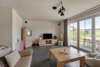 Deze moderne en instapklare woning, gebouwd in 2012, is gelegen op een gunstige locatie vlakbij het centrum van Lubbeek en combineert comfort, energiezuinigheid en een prachtig vergezicht. Met een uitstekende EPC-score A is deze woning volledig klaar voor de toekomst en bijzonder energiezuinig dankzij de aanwezigheid van zonnepanelen, airconditioning en centrale verwarming op gas, wat zorgt voor een aangenaam binnenklimaat in elk seizoen. <br /><br />De woning bevindt zich op een perceel van 2a85ca en geniet van een mooi open zicht, wat zorgt voor een extra gevoel van ruimte en rust. Binnenin beschikt de woning over een lichtrijke leefruimte en een volledig uitgeruste keuken, aangevuld met drie volwaardige slaapkamers en twee badkamers, wat ze uitermate geschikt maakt voor gezinnen of wie extra comfort wenst. Verder zijn er een garage en oprit aanwezig, waardoor er voldoende parkeermogelijkheden zijn. Er is tevens een heel ruime zolder die nog verder afgewerkt kan worden. <br /><br />Dankzij de combinatie van een rustige ligging en de nabijheid van het centrum, met winkels, scholen en openbaar vervoer op korte afstand, is dit een ideale woning voor wie zorgeloos en comfortabel wil wonen.