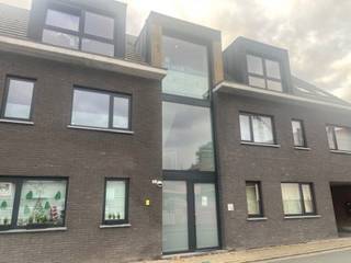 Dit royaal appartement, met een hoog plafond, biedt een comfortabele leefruimte. De open keuken is voorzien van een vaatwasser, koelkast en oven...