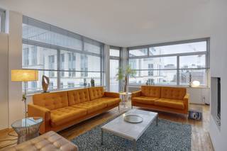 Zeer centraal gelegen in de Bloemenstraat 32, te Brussel, nabij het Begijnhof en de Brouckèreplein, mooi penthouse appartement te koop op de...