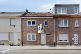 Te koop: volledig gerenoveerde rijwoning op wandelafstand van het centrum van Sint-TruidenDeze instapklare woning bevindt zich in de...