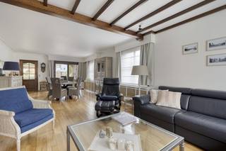 Découvrez ce charmant bungalow parfaitement entretenu situé dans la Grote Heidestraat à Beveren, une véritable opportunité pour ceux qui souhaitent vivre confortablement et tranquillement avec un accès facile. Situé à seulement 2 km du centre et facilement accessible en voiture.La maison (construite en 1991) a toujours été entretenue avec soin et vous accueille par un hall d'entrée spacieux avec toilettes invités. Le salon lumineux avec cassette intégrée s'intègre parfaitement à la cuisine spacieuse et à la terrasse couverte, avec une vue magnifique sur le jardin paysager avec un étang.Au rez-de-chaussée, il y a deux chambres et une salle de bains privative. Le grand grenier, accessible par la terrasse, offre également des possibilités d'agrandissement pour des pièces supplémentaires (escalier fixe possible).Au fond du jardin, vous trouverez un garage spacieux avec un atelier, idéal pour les amateurs. La maison est chauffée à l'électricité et dispose de doubles vitrages et de volets.Ne manquez pas cette occasion unique et planifiez votre visite dès aujourd'hui !Ce bien est soumis à l'obligation de rénovation imposée par le gouvernement flamand pour les bâtiments résidentiels (sauf en cas de démolition dans les 5 ans suivant l'achat). Pour plus d'informations, veuillez consulter le site web de l'Agence flamande de l'Énergie et du Climat via https://www.vlaanderen.be/een-woning-kopen/renovatieverplichting-voor-residentiele-gebouwen