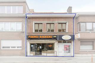 BEZOEKEN UITZONDERLIJK OP AFSPRAAK VIA HET NUMMER +324 75 20 18 05<br /><br />In de Hoogkamerstraat 57 te Temse vindt u deze ruime eigendom met een uitzonderlijk breed potentieel. Of u nu op zoek bent naar een gezinswoning, een plek om wonen en werken te combineren, of een pand met investeringsmogelijkheden – hier krijgt u de ruimte om uw plannen concreet te maken.<br /><br />De huidige indeling biedt verschillende mogelijkheden tot herinrichting. Het gelijkvloers beschikt over een ruime voorzone die perfect kan dienen als praktijkruimte, kantoor of commerciële ruimte. Aansluitend bevinden zich meerdere ruimtes die naar eigen smaak kunnen worden ingericht als leefruimte met keuken. Achteraan is er een omvangrijke ruimte die zich uitstekend leent als werkplaats, opslagruimte of uitbreiding van de woonfunctie.<br /><br />Op de verdieping kan u meerdere slaapkamers en een badkamer voorzien, terwijl ook de zolderverdieping extra uitbreidingsmogelijkheden biedt. Dit maakt het pand geschikt voor grotere gezinnen of voor wie nood heeft aan bijkomende bureel- of hobbyruimte.<br /><br />Buiten geniet u van een verrassend ruime en diepe tuin, een echte meerwaarde binnen deze omgeving. Achteraan het perceel bevinden zich bovendien twee afzonderlijke garageboxen die bereikbaar zijn via de tuin. Deze achterliggende toegang zorgt voor extra flexibiliteit en praktische mogelijkheden.<br /><br />Deze eigendom vraagt renovatie, maar biedt tegelijk een stevige basis en vooral veel toekomstmogelijkheden voor wie ruimte en ligging weet te appreciëren.<br /><br />Interesse? Neem gerust contact op voor meer informatie of om een bezoek in te plannen en ontdek zelf het potentieel van deze eigendom op het nummer +324 75 20 28 05