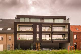 Bent u op zoek naar een ruim en modern appartement te huur in Bredene? Dit prachtig gelijkvloers appartement, gelegen aan de Spuikom, biedt een...