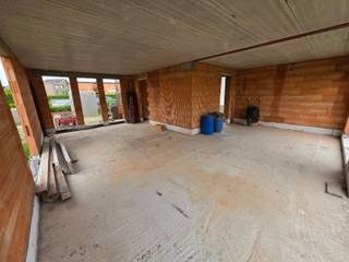 <div>
<p>Située sur la Liersesteenweg à Aarschot, cette villa neuve 4 façades en cours de construction offre une opportunité unique d’emménager rapidement tout en personnalisant les finitions.</p>
<p>Avec env. 215 m² habitables sur un terrain de 4a 37ca, elle propose un spacieux séjour lumineux avec cuisine ouverte, buanderie et WC au rez-de-chaussée. À l’étage : 3 chambres, une salle de bain et un WC séparé. Le grenier entièrement aménagé (accès escalier fixe) peut servir de chambre, bureau ou espace hobby.</p>
<p>Équipements modernes : pompe à chaleur, chauffage par le sol, triple vitrage. Parking devant la maison.</p>
<p>Une combinaison idéale de confort, espace et liberté de choix.</p>
<p><strong>Contactez Sven au 0486/400905 ou via sven@immogve.be pour plus d’informations ou une visite.</strong></p>
</div>