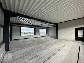 Nieuwbouw <strong>KMO-unit</strong> te koop met een oppervlakte van <strong>249 m²</strong> met <strong>130 m² casco kantoorruimte</strong> en 4 privatieve parkeerplaatsen.<br />De loods maakt deel uit van <strong>“Apollo”</strong>, een gloednieuw KMO-project bestaande uit diverse multifunctionele units vanaf 175 m² tot 720 m² (samenvoegbaar), waaronder enkele met kantoorverdieping (fase 2). Deze ontwikkeling ligt op <strong>minder dan 2 km</strong> van het op- en afrittencomplex van de <strong>E17 te Waregem</strong> – een absolute <strong>toplocatie</strong> voor ondernemers die belang hechten aan bereikbaarheid in een bedrijvige regio.<br /><br />De <strong>casco magazijnruimtes</strong> (brandklasse C) zijn opgebouwd uit een duurzame staalstructuur met geïsoleerde sandwichpanelen met afwerkingspaneel. Ze beschikken over een <strong>vrije hoogte van 6 meter</strong>, wat zorgt voor een optimaal gebruik van de ruimte. Elke unit is standaard uitgerust met een <strong>automatische sectionale poort</strong> (4 m B x 4,2 m H) met aparte toegangsdeur en bovenlicht, een lichtstraat met geïntegreerde RWA-koepel en een slijtvaste <strong>polybetonvloer </strong>(1T/m²). Tevens beschikt elke unit over een individuele regenwaterput van 15.000L.<br /><br />De <strong>casco kantoorruimte</strong> is gelegen op de <strong>1ste verdieping</strong> en is voorzien van een gemeenschappelijke <strong>trappenhal met lift</strong>. De grote raampartijen zorgen voor veel natuurlijk lichtinval en zorgen voor een aangenaam werkklimaat.<br /><br />Per unit zijn <strong>minstens twee privatieve parkeerplaatsen voorzien</strong> (niet inbegrepen in de verkoopprijs). De loodsen zijn ideaal voor uiteenlopende doeleinden zoals atelier, opslag en distributie met kantoor en/of showroom.<br /><br />De middelenverbintenis met betrekking tot de oplevering van blok 1 is gepland voor het <strong>vierde kwartaal van 2026</strong>. Grijp nu je kans en investeer in een toekomstgerichte werkomgeving op een toplocatie!<br /><br /><span><span>Contacteer <strong>PANORAMA B2B</strong> voor bijkomende (technische) inlichtingen, plannen of een vrijblijvend <strong>plaatsbezoek 056 222 256.</strong></span></span>
