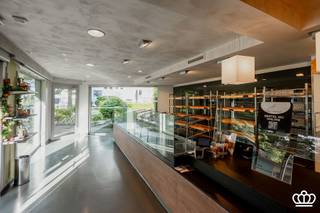 <p><span>Local commercial avec surface habitable (grand appartement en duplex), beau jardin et parking privé, sur un terrain d'angle d'environ 950 m², dans un endroit privilégié à Essen-Heikant :</span></p><p><span>La propriété convient parfaitement à diverses utilisations :  Bureau, espace de pratique, magasin, atelier,… en combinaison avec des pièces d'habitation et un jardin agréable sur un emplacement de premier ordre à Essen-Heikant !</span></p><p><span> </span></p><p><span>Une occasion unique de combiner travail et vie privée dans un endroit verdoyant, proche de toutes les commodités et très bien desservi !</span></p><p><span> </span></p><p><span>DESCRIPTION</span></p><p><span>Rez-de-chaussée</span></p><p><span>Espace commercial avec une grande boulangerie (avec stockage supplémentaire, toilettes, douche et salle à manger séparée). L'espace commercial est actuellement aménagé en boulangerie.</span></p><p><span>(La surface totale du rez-de-chaussée est d'environ 245 m²)</span></p><p><span> </span></p><p><span>Premier</span><span>étage</span><span> </span><span></span></p><p><span>Entrée séparée dans un grand appartement en duplex. Un escalier en bois mène au premier étage. Voici la salle de séjour avec coin TV séparé. Cuisine séparée avec coin repas. Cet étage comprend également une grande chambre à coucher, une buanderie avec douche supplémentaire, des armoires encastrées (avec porte donnant sur la terrasse), une autre pièce de rangement supplémentaire et une chaufferie. Une deuxième chambre et des toilettes séparées se trouvent dans le couloir. La grande terrasse ensoleillée avec un jardin paysager sur le toit est accessible depuis l'espace de vie et le débarras. Un escalier extérieur à la terrasse permet d'accéder au jardin en contrebas.</span></p><p><span>Au deuxième étage, il y a un autre  3  chambres spacieuses, une salle de bains avec baignoire, lavabo et toilettes. En outre, une salle de douche supplémentaire.</span></p><p><span> </span></p><p><span>Grenier</span></p><p><span>Grand grenier de rangement (accessible par une échelle)</span></p><p><span> </span></p><p><span>Sous-sol</span></p><p><span>La maison dispose d'une grande partie du sous-sol. Beaucoup d'espace de rangement ! </span></p><p><span> </span></p><p><span>Jardin</span></p><p><span>Jardin ensoleillé entièrement clôturé (100% d'intimité grâce à la haute haie de lierre) avec une terrasse paysagée agréable. Le jardin est entièrement verrouillé par un portail en bois. L'abri pour voiture (avec un espace de rangement fermé supplémentaire) offre suffisamment d'espace pour une voiture. Un escalier en pierre naturelle permet d'accéder à la très spacieuse terrasse ensoleillée du premier étage. </span></p><p><span> </span></p>