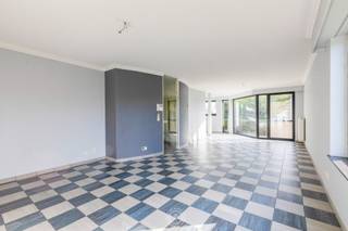 Dit<strong> gelijkvloers appartement</strong>, gelegen in een rustige woonwijk, biedt de perfecte combinatie van ruimte, licht en comfort.<br /><br />U komt binnen via de inkomhal met gastentoilet en betreedt daarna de <strong>ruime leefruimte met open keuken.</strong> Dankzij de grote raampartijen geniet u hier de hele dag van natuurlijk licht. Via de keuken bereikt u een <strong>zuidwestgericht terras </strong>via een<strong> </strong>schuifraam, ideaal om te genieten van de zon.<br /><br />Verder beschikt het appartement over<strong> drie slaapkamers</strong> en een badkamer uitgerust met zowel bad als douche. Aan de achterzijde leidt de derde slaapkamer naar een <strong>tweede terras</strong>, dat rechtstreeks aansluit op de<strong> privétuin</strong>.<br /><br />Dubbele garage mee aan te kopen voor <strong>€ 35.000</strong>.<br /><br />Ontdek zelf de troeven van dit appartement en neem vandaag nog contact met ons op voor een bezoek: 03 502 98 74 of emily@claves.be. <br />