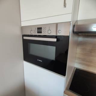 <strong>Interessante VASTGOEDINVESTERING</strong> - Ruime en volledig ingerichte <strong>Familiesuite-Appartement </strong>te koop in <strong>Holiday Suites Zeebrugge!</strong><br />De ruime suite is gelegen in een prachtige maritieme omgeving en is <strong>geschikt voor 2 volwassenen en 3 kinderen.</strong><br />Als eigenaar van een suite geniet je op 2 manieren van je aankoop.<br />Enerzijds kan je zelf genieten van een verblijf in jouw suite en anderzijds zorgt een <strong>PROFESSIONELE VERHUURPARTNER</strong> voor een <strong>ZORGELOZE VERHUUR</strong> van je suite als je er zelf niet verblijft! Dit zorgt dan voor extra inkomsten! <br />Geniet dus zonder zorgen van uw <strong>investering aan de Belgische Kust!</strong><br />Zowel eigenaars als gasten kunnen bovendien gebruik maken van de <strong>diverse faciliteiten</strong> die beschikbaar zijn in het complex, waaronder een binnen- en buitenzwembad, wellness, sauna, fitness, restaurant en ondergrondse parking!<br /><br />+ Interessante en zorgeloze investeringsopportuniteit!<br />+ Professioneel verhuurbeheer!<br />+ Combinatie mogelijk tussen eigen gebruik en extra opbrengsten! <br />+ Volledig ingericht / gemeubeld!<br />+ Gebruik faciliteiten complex inbegrepen!<br />+ Asbestveilig!<br />+ Op wandelafstand van het centrum!<br />+ Tramhalte kusttram op 100m!<br />+ in 10 minuten in de nabijgelegen badsteden Blankenberge en Knokke-Heist!<br />+ Ideale uitvalsbasis om het historische Brugge en omliggende kustgemeenten te ontdekken!<br /><br />De suite omvat een lichtrijke leefruimte met ingerichte open kitchenette (uitgerust met toestellen van Siemens en Bosch), twee slaapkamers, moderne badkamer en, een terras. Verder is deze suite ook voorzien van gratis Wifi, een flatscreen TV en airco!
