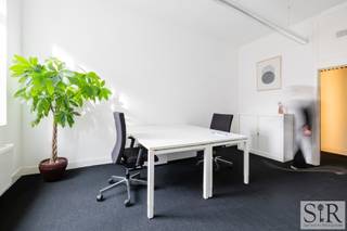 <p>In het hart van Mechelen, in een karaktervol historisch pand, ontdek je deze stijlvolle kantoorruimte in het Ondernemershuis. Een rustige werkplek, omringd door het bruisende stadsleven – waar ondernemen, connecteren en professioneel groeien hand in hand gaan.</p>
<p>Deze instapklare ruimte is perfect voor zelfstandigen of kleine teams die op zoek zijn naar uitstraling én comfort. Denk aan een advocaten- of boekhoudkantoor, creatieve studio of dienstverlener. Gelegen op wandelafstand van het station en met parkings in de buurt is dit kantoor vlot bereikbaar.</p>
<p>Het kantoor is open, lichtrijk en straalt rust en professionaliteit uit. Via de gemeenschappelijke inkomhal bereik je een private ruimte met hoge plafonds, grote ramen en een aangename sfeer. Er is een uitgeruste kitchenette en gedeeld sanitair.</p>
<p>Bemeubeld, afgewerkt met kwaliteitsvolle materialen en voorzien van snel internet. Vergaderruimte beschikbaar indien gewenst. Inclusief nutsvoorzieningen, internet, schoonmaak en toegang tot gedeelde delen. Met camerabewaking en toegangscontrole.</p>
<p>Kantoorruimtes van 1 tot 8 personen, vanaf €790/maand excl. 21% btw. Interesse? Bel 015 65 50 05 of mail info@immosir.be.</p>