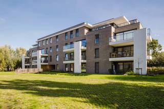 EMPLACEMENT<br /><br />Ce penthouse se trouve dans la nouvelle résidence Hugo Claus. Celle-ci est située au cœur d'un nouveau quartier résidentiel, un cadre de vie de qualité pour petits et grands.<br /><br />Vous y bénéficiez d’un emplacement extrêmement central, avec un accès rapide en voiture aux principaux axes routiers. La R4, mais aussi les écoles, les transports en commun et les grandes surfaces se trouvent à proximité.<br /><br />Cette résidence bénéficie d’un emplacement central, tout en offrant un cadre verdoyant, une architecture moderne et un confort de vie de qualité.<br /><br />PROJET ET FINITIONS<br /><br />La résidence Hugo Claus comprend 25 appartements neufs avec plusieurs places de parking souterraines.<br /><br />Cet appartement spacieux, doté d’une grande terrasse orientée sud, est équipé de tout le confort moderne. Il dispose notamment d’une pompe à chaleur et de panneaux solaires, ce qui lui confère un niveau E extrêmement économe en énergie.<br /><br />Cet appartement dispose d’un hall d’entrée spacieux, d’un très grand espace de vie baigné de lumière, d’une cuisine ouverte entièrement équipée, de 3 chambres, d’une salle de bains avec douche, d’un débarras et de toilettes séparées.<br /><br />L’achat d’une place de parking est obligatoire.<br /><br />Si vous recherchez un appartement neuf situé dans un emplacement central à Oostakker, à proximité de la R4, où vous bénéficierez d'un accès facile tout en étant entouré de verdure, contactez Fanny au 0472 01 51 51