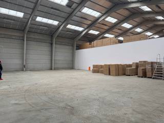 <p><strong>Te huur: Magazijn 486m² met 8m vrije hoogte — Bornem</strong></p>
<p>Ruim en functioneel magazijn van <strong>486m²</strong>, deel uitmakend van een groter magazijncomplex, gelegen in Bornem.</p>
<p><strong>Kenmerken:</strong></p>
<ul>
<li>Oppervlakte: 486m²</li>
<li>Vrije hoogte: 8 meter</li>
<li>Draagkracht vloer: 4 ton/m²</li>
<li>1 sectionaalpoort (toegang via een deel van het magazijn)</li>
<li>3 parkeerplaatsen</li>
<li>Veel natuurlijke lichtinval</li>
</ul>
<p>Dit magazijn biedt een uitstekende combinatie van opslagcapaciteit en werkruimte, dankzij de aanzienlijke vrije hoogte en sterke draagkracht — ideaal voor opslag van zware goederen, palletstelling of lichte industriële activiteiten. De ruime lichtinval zorgt voor een aangename en energiezuinige werkomgeving.</p>
<p><strong>Ligging:</strong> Bornem, met vlotte verbinding naar de belangrijkste verkeersassen richting Antwerpen, Brussel en Mechelen.</p>
<p>Interesse? Neem vrijblijvend contact op voor een bezoek ter plaatse.</p>