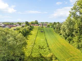 BEZOEKMOMENT OP ZATERDAG 19 SEPTEMBER VANAF 14U, boek vandaag nog uw afspraak. Deze halfopen woning  met 3 kamers van het bouwjaar 1966 biedt mogelijkheden voor renovatie of om een nieuwe woning op te bouwen aan 6% BTW (onder voorwaarden). Wie houdt van groen en dieren kan hier zijn hartje ophalen met een perceel van 1900m².<br /><br />Indeling: inkomhal met traphal naar de verdieping geeft toegang tot een lichtrijke leefruimte van 30m² met hoge plafonds. In de tussenruimte tussen leefruimte en keuken heb je de toegangsdeur naar een ruime kelder van 22m². De keuken ligt achteraan de woning waarbij je onmiddellijk ook buiten kan via de zijdeur richting de tuin. Helemaal achteraan de woning is een badkamer met toilet. Buiten is een grote bergruimte van 38m² waar de verwarmingsketel staat en de 2 bovengrondse conforme stookolietanks. Daarachter liggen de duivenhokken en helemaal achteraan het perceel is ook nog een stal aanwezig voor dieren. Op de verdieping zijn er 3 kamers en een vaste trap naar een zolder van nog eens 40m² op de tweede verdieping.<br /><br />Voor meer info en plaatsbezoek met toelichting bij alle stukken van het dossier neem contact op met Peter (BIV 510.335) op peter@therockrealestate.be of 0495 511 391.<br /><br />Tot binnenkort!