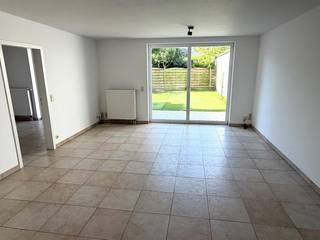 Gezellig gelijkvloers appartement met 1 slaapkamer en grote tuin, gelegen nabij het centrum en op wandelafstand van de Grote Markt. Omvattende: inkomhal, gastentoilet met lavabo, Living van ca. 27 m2 met rechtstreekse toegang naar het terras en de tuin. De ingerichte keuken is uitgerust met een oven, keramische kookplaat en vaatwasser. De slaapkamer beschikt eveneens over een rechtstreekse doorgang naar het terras en de tuin. De badkamer is voorzien van een ligbad met douchescherm en een lavabomeubel met praktische opbergkast. Buiten geniet je van een terras van ca. 17 m² en een ruime tuin van ca. 55 m². Verder is er buiten water en elektriciteit aanwezig, evenals een zonnetent en een tuinberging. Daarnaast beschikt het appartement over een aparte fietsberging..Wie extra parkeergelegenheid wenst, kan optioneel een afgesloten garage huren voor € 120 per maand. Een aangenaam en praktisch appartement met een mooie buitenruimte op een uitstekende ligging vlak bij het centrum. Huurprijs: 875 euro ( + 30 euro gemeenschappelijke kosten ). Voor info en bezichtiging: STEEDS NA TELEFONISCHE AFSPRAAk: 0487/759.758