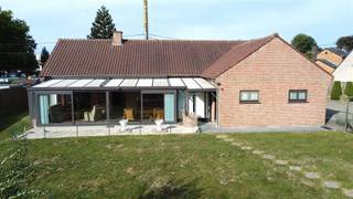 <p><span>Welkom in deze prachtige en ruime woning in Avelgem, waar comfort en functionaliteit hand in hand gaan.</span><span><br />Met een bewoonbare oppervlakte van maar liefst </span><span>346 m²</span><span> op een royaal perceel van </span><span>1.406 m²</span><span>, biedt deze woning alles wat een gezin of iemand die van ruimte houdt zich kan wensen.</span></p><p><span>Bij het binnenkomen valt meteen de </span><span>gezellige leefruimte</span><span> op. De lichtrijke </span><span>woon- en eetkamer</span><span> zijn smaakvol ingericht met warme houten accenten en klassieke details, ideaal voor sfeervolle familiemomenten of gastvrije diners. Aansluitend bevindt zich de </span><span>praktische keuken</span><span> met voldoende kastruimte en een eetgedeelte, perfect voor dagelijks gebruik.</span></p><p><span>De woning beschikt over </span><span>drie ruime slaapkamers</span><span> en een </span><span>verzorgde badkamer</span><span>, uitgerust met praktisch badkamermeubilair. De extra grote </span><span>zolderverdieping</span><span> biedt bovendien een schat aan mogelijkheden: van extra slaapkamers of een hobbyruimte tot een kantoor of atelier.</span></p><p><span>Een absolute troef is de </span><span>ruime veranda</span><span>, die een prachtig uitzicht biedt op de tuin en badend is in natuurlijk licht. Hier geniet u het hele jaar door van een aangename leefruimte met direct contact met de buitenomgeving.</span></p><p><span>De buitenzijde van het huis straalt degelijkheid en tijdloze charme uit dankzij de klassieke baksteenarchitectuur. De </span><span>zonnige tuin</span><span> met terras is zorgvuldig aangelegd en ideaal voor wie houdt van rust, buitenactiviteiten of tuinieren. Daarnaast is er een </span><span>garage</span><span> aanwezig die zorgt voor veilige parkeergelegenheid en extra bergruimte.</span></p><p><span>Deze woning combineert </span><span>ruimte, comfort en tal van uitbreidingsmogelijkheden</span><span> op een gunstige ligging in Avelgem. Winkels, scholen en verbindingswegen bevinden zich in de nabije omgeving, waardoor dit huis een ideale keuze is voor gezinnen én levensgenieters.</span></p><p><span>Troeven op een rij:</span></p><ul><li><span>Bewoonbare oppervlakte van 346 m²</span></li><li><span>Perceel van 1.406 m²</span></li><li><span>3 slaapkamers en badkamer</span></li><li><span>Grote leefruimte en ingerichte keuken</span></li><li><span>Veranda met tuinzicht</span></li><li><span>Zolder met uitbreidingsmogelijkheden</span></li><li><span>Garage en ruime oprit</span></li><li><span>Rustige maar centrale ligging in Avelgem</span></li></ul><p><span>Mis deze unieke kans niet om eigenaar te worden van een </span><span>ruim en degelijk gebouwd huis</span><span> met tal van mogelijkheden.</span></p>