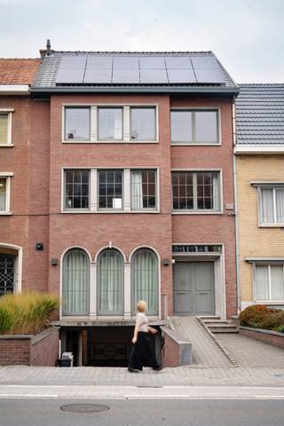 Statige en karaktervolle herenwoning in het centrum van HasseltDeze unieke woning is gelegen tussen de kleine en grote ring van Hasselt. Het...
